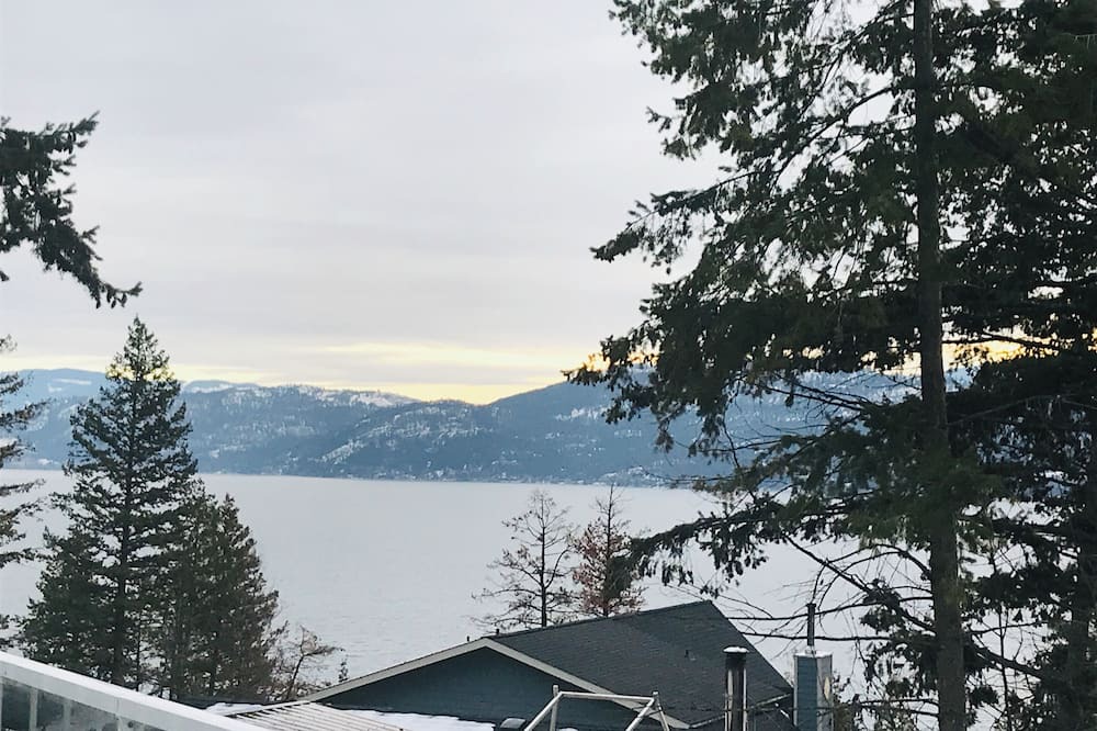 Central Okanagan Apartment | Charming 2-bedroom SUITE with AMAZING LAKE AND MOUNTAIN VIEWS, WiFi and AC
