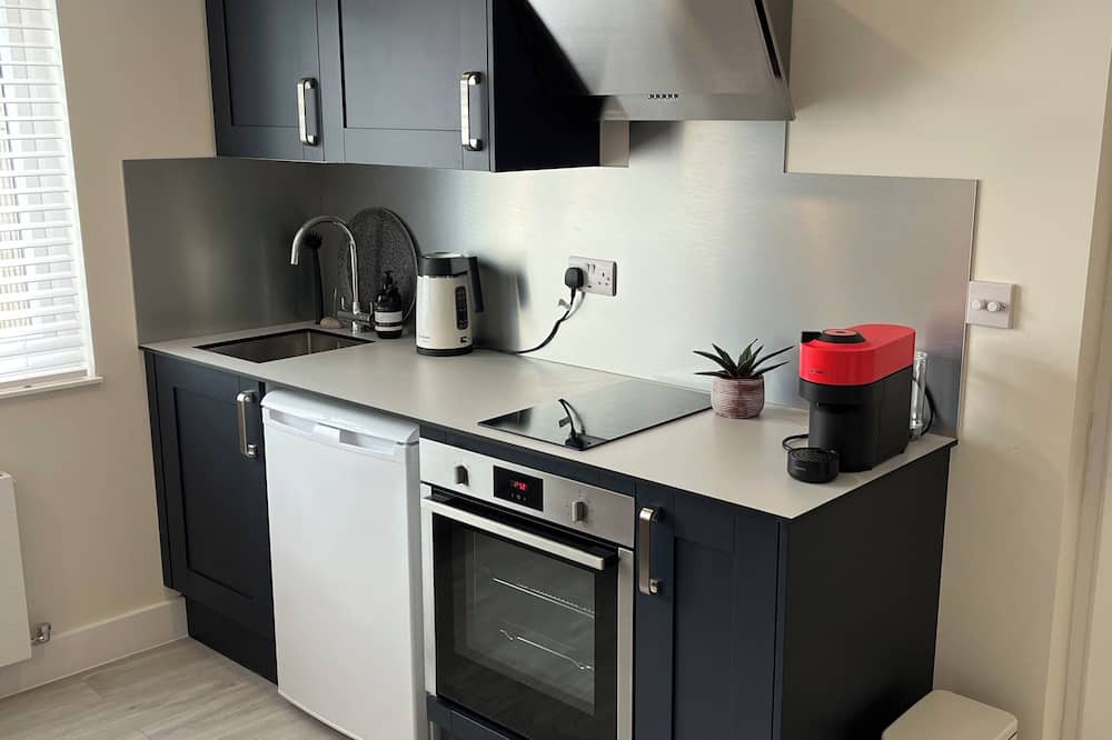 Netley Apartment | Stunning studio, hot tub, private garden, lovely patio