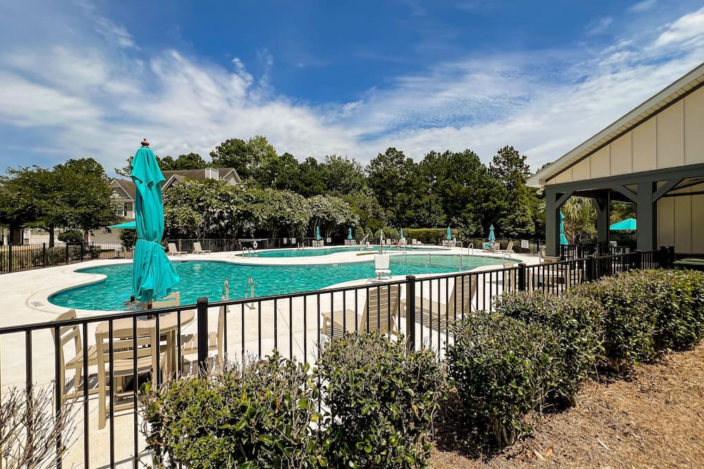 Moncks Corner House | Charming townhome with patio, W/D, central AC & pool