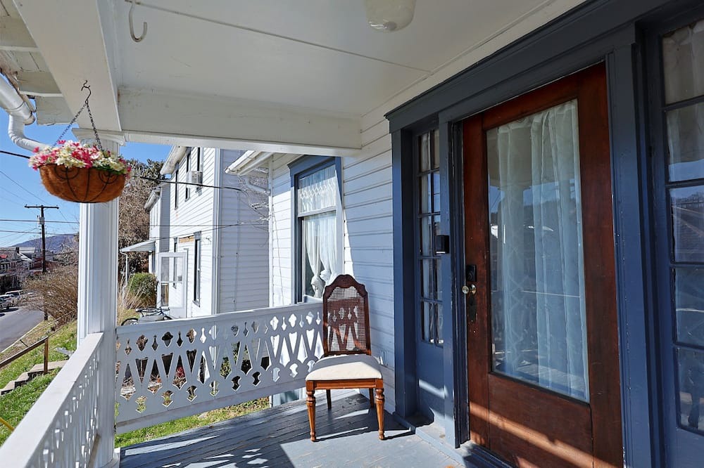Cumberland House | NEW LISTING! Your Private Oasis with Stunning Mountain Vistas by RedAwning