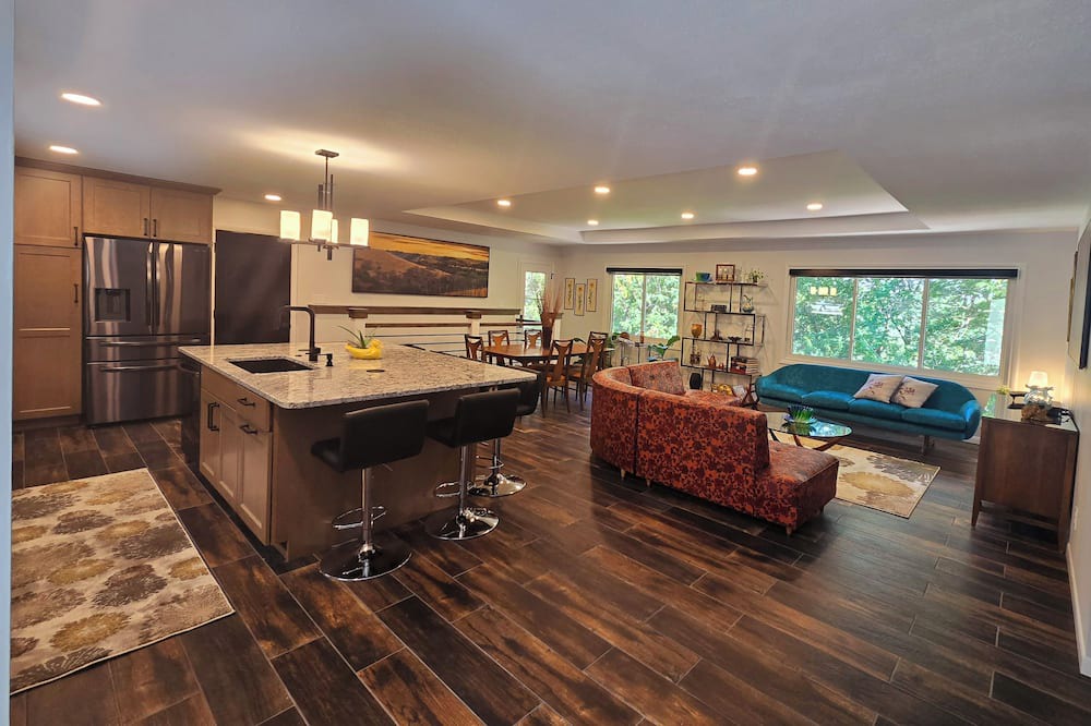 Manhattan House | The Bradley House - Beautiful & Spacious Home - Near Campus & Stadium