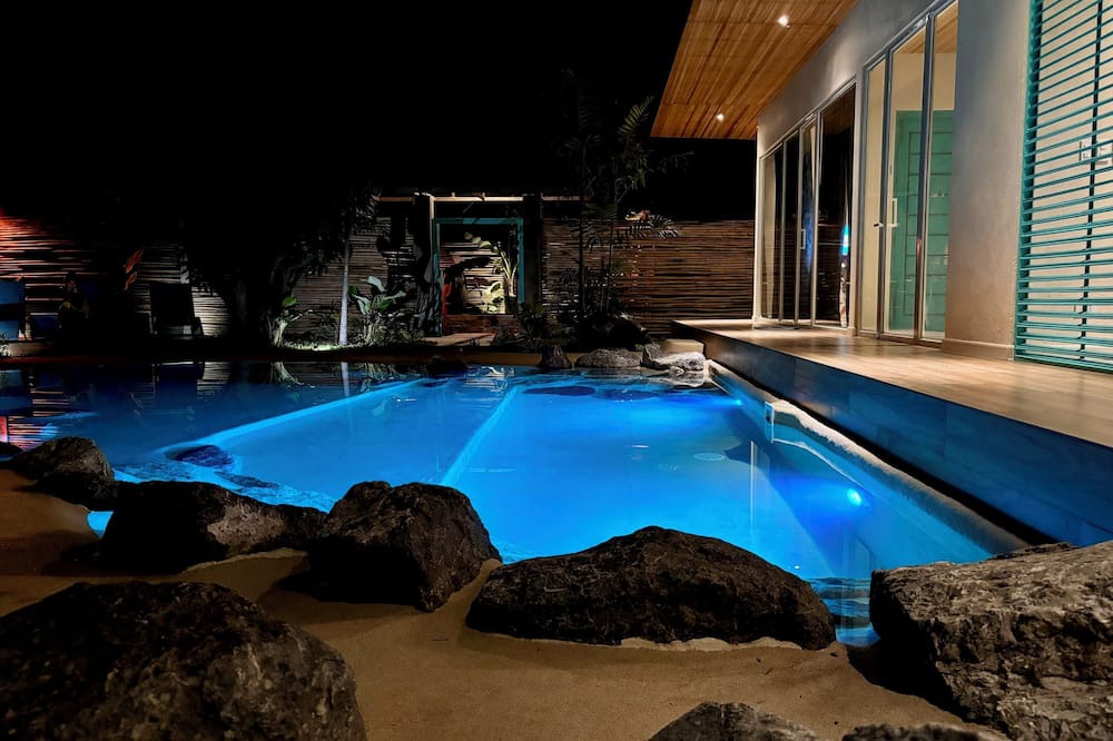 Dinalupihan Villa | Turquoise Tide Villa with beach style pool and Jacuzzi