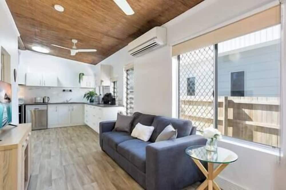 Machans Beach House | Seaside Serenity: Modern Cottage with Spa