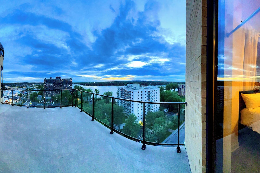 Pierrefonds-Roxboro Apartment | Luxurious Penthouse with River Views & Stunning Sunsets in Tranquil Pierrefonds