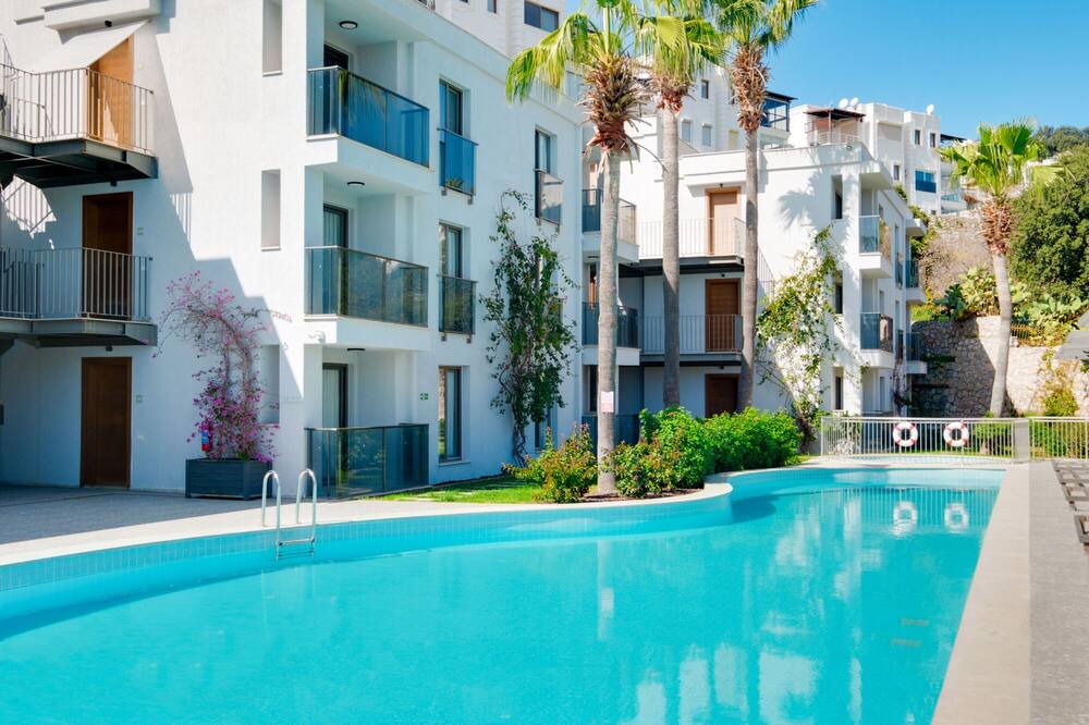 Bodrum City Center Apartment | Flat with Shared Pool Near Beach in Bodrum
