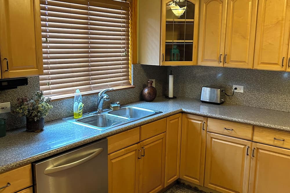 Streamwood House | Spacious, cozy 3 bedroom house with a perfect location