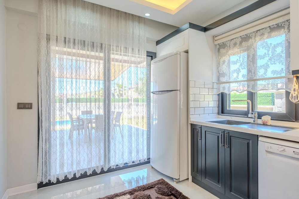 Foca Villa | Villa w Pool and Garden 10 min to Beach in Foca
