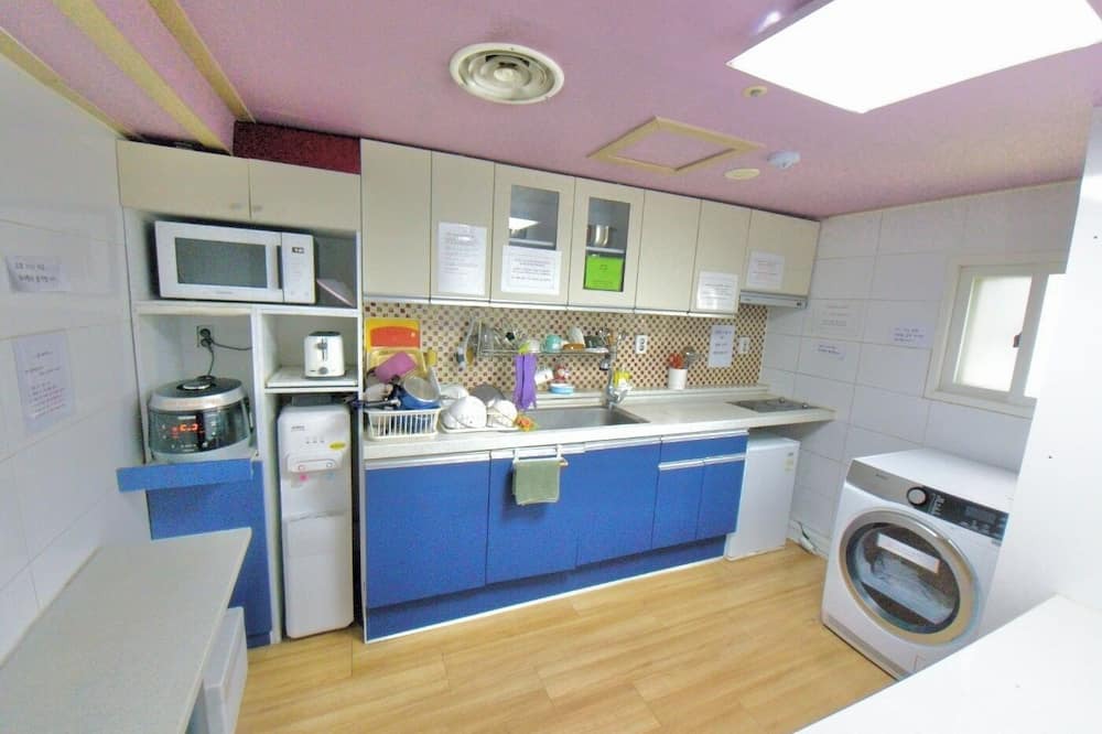 Noryangjinil-tong Cabin | Cozy Room: 30 Seconds from Noryangjin Station, Prime Location in Seoul