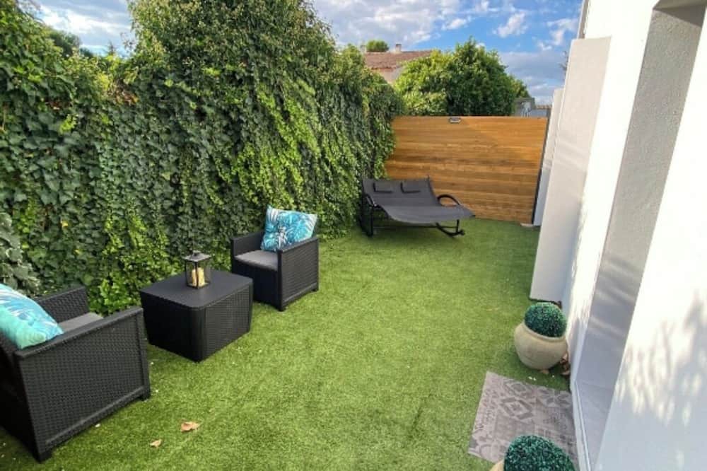 Marsillargues Apartment | 2-person apartment with Jacuzzi suite, garden, close to beaches.