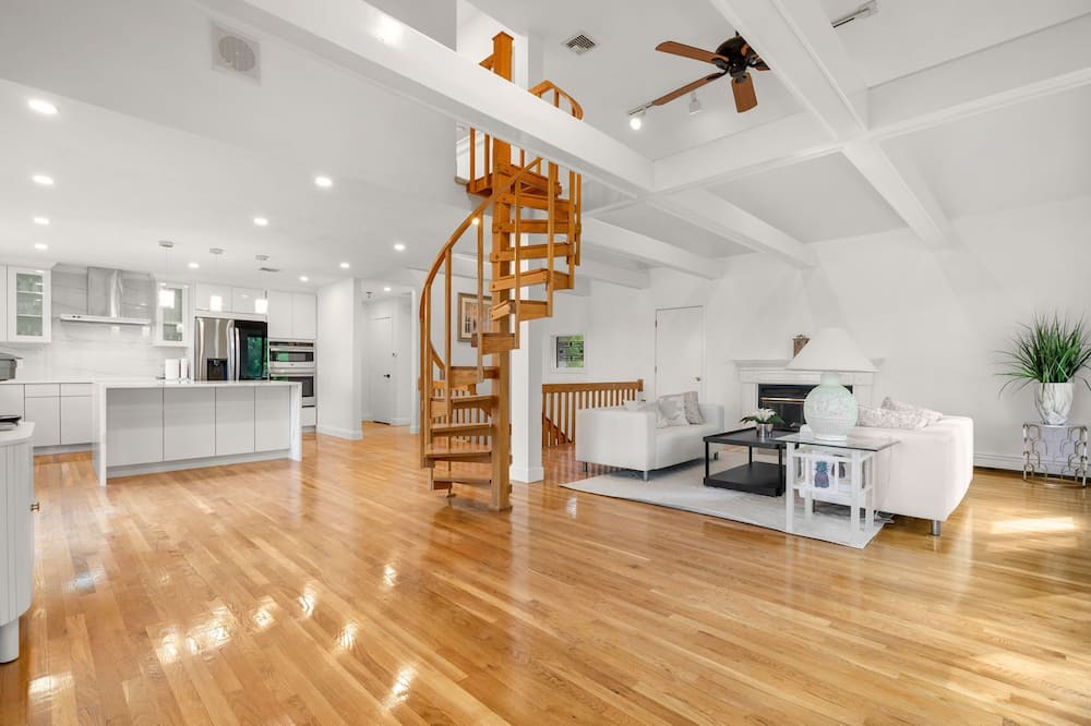 Mashpee House | Escape cape/ water front home