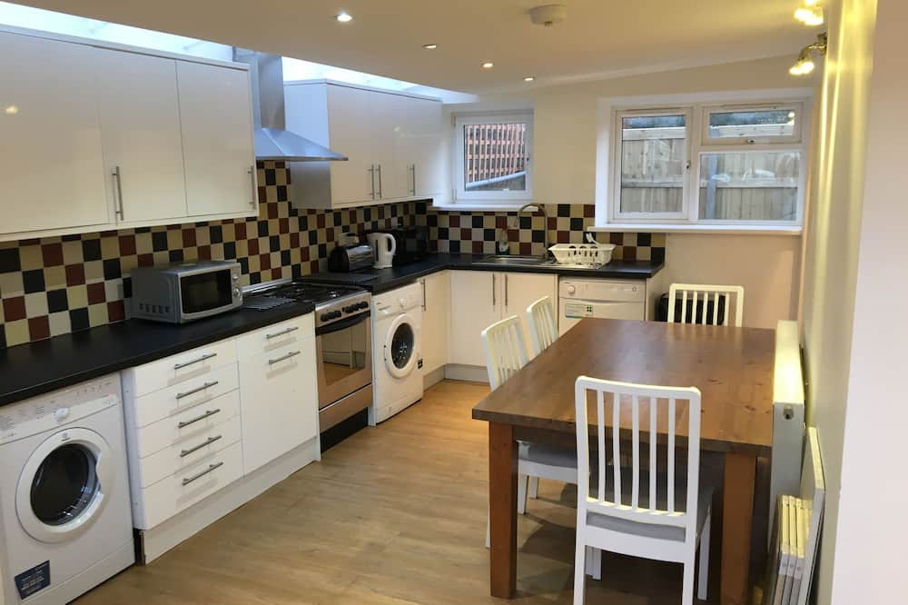 St. George's Apartment | Quiet spacious basement and ground floor apartment