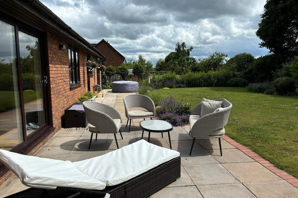 Taunton House | Beautiful bungalow with a sauna, hot tub and games, close to town and walks