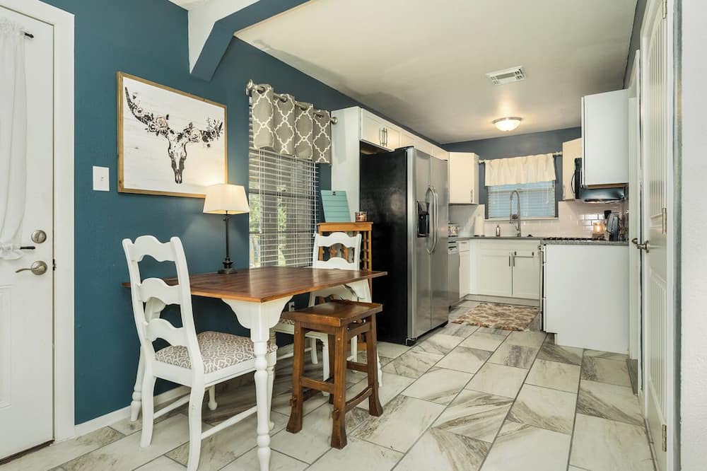 Lake Jackson House | The Charmer