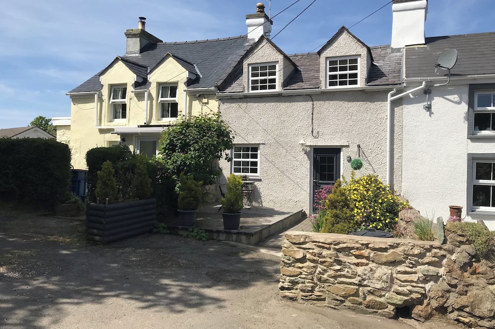 Pen-y-sarn Cottage | TY BOBBET, pet friendly, with open fire in Amlwch