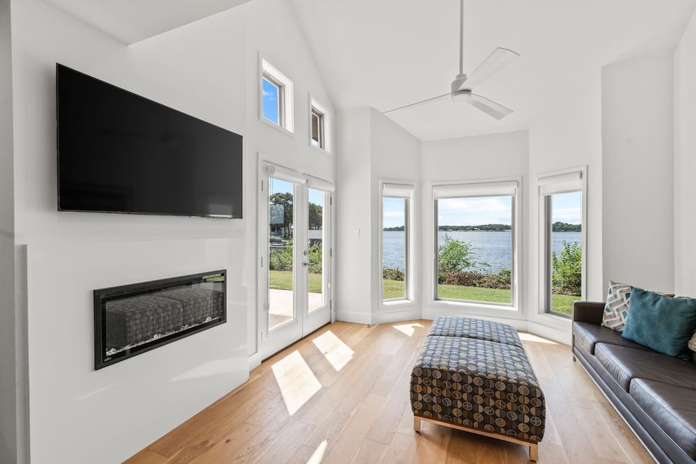 Malakoff House | Contemporary Dog-Friendly Townhouse w/Lake View & Private W/D