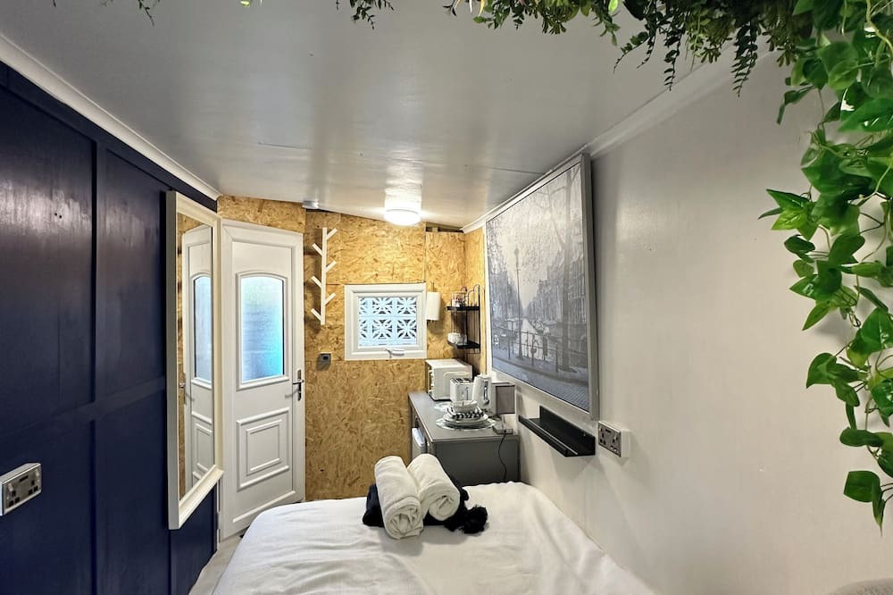 Century Wharf Cabin | llyffant, small & stylish Double en-suite kitchenette. 16 minutes walk WMC