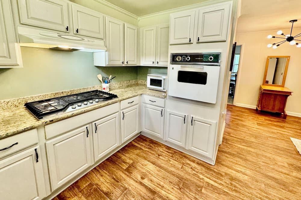 Clarksville House | Spacious and Stylish 4bd house with large backyard near campus, downtown, trails