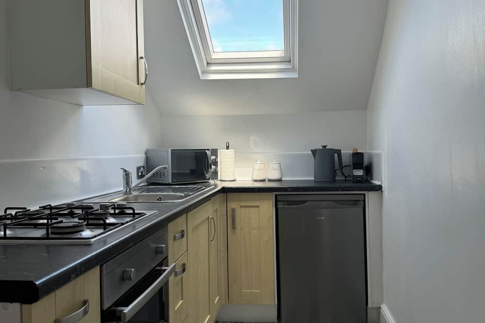 Southport Apartment | The Eaves - Victorian second floor, open plan apartment