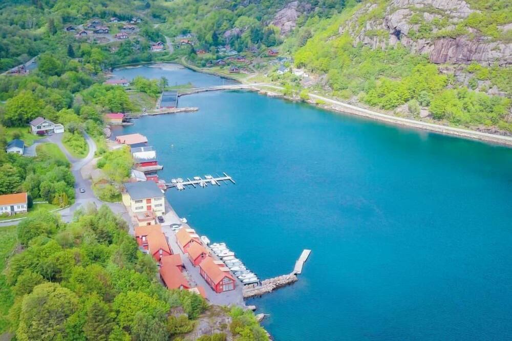 Spangereid House | Holiday home "Ramsland Brygge 5", on the fjord Ramslandsvågen near Ramsland, Spangereid-Lindesnes, southern Norway, max 4 adults child, 2 bedrooms, 1 bathroom, boat mooring at the jetty in front of the house, terrace at the house, final cleaning .