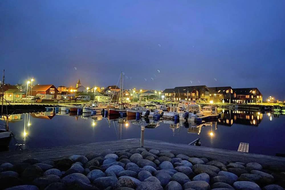 Vestbygd House | Holiday home 'Lista Maritim 5', built 2021, at the guest harbor in Borhaug-Borshavn near Farsund, Listafjorden, southern Norway, 7+2 persons, 135 m² living space, panoramic windows and south-facing balcony. south-facing balcony, modern furnishing.