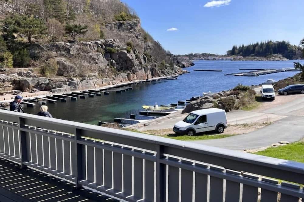 Lindesnes House | Holiday home Mona in Lussevika, new addition 2024, near Spangereid-Lindesnes, southern Norway, , max. 6 adults, own boat mooring, approx. 100 m² living space, 3 bedrooms, charming and tasteful furnishings, large veranda with fjord view, terrace f.