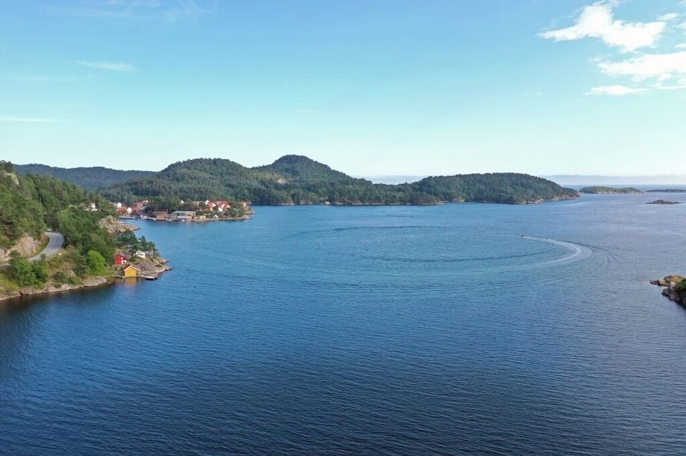 Lindesnes House | Holiday home Loneperle, new from summer 2023 ! in Lonestrand near Lindesnes-Furuholmen, southern Norway, sunny, spacious property with its own lake 'Lonetjønna' at the house, chic fully restored cottage for 6 people, tastefully furnished, 3 bedro.