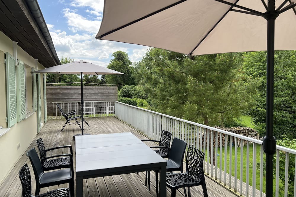 Morancez Bed & Breakfast | Bed and breakfast near Chartres on the banks of a river, heated pool, billiards.