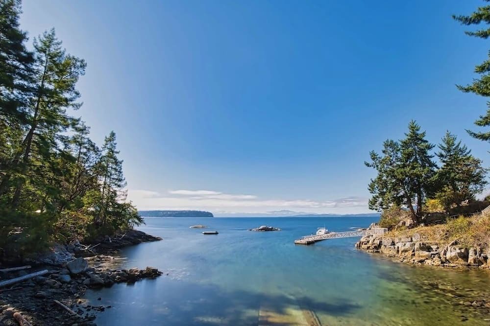 Halfmoon Bay Resort | Tranquil Oceanview Lodge B