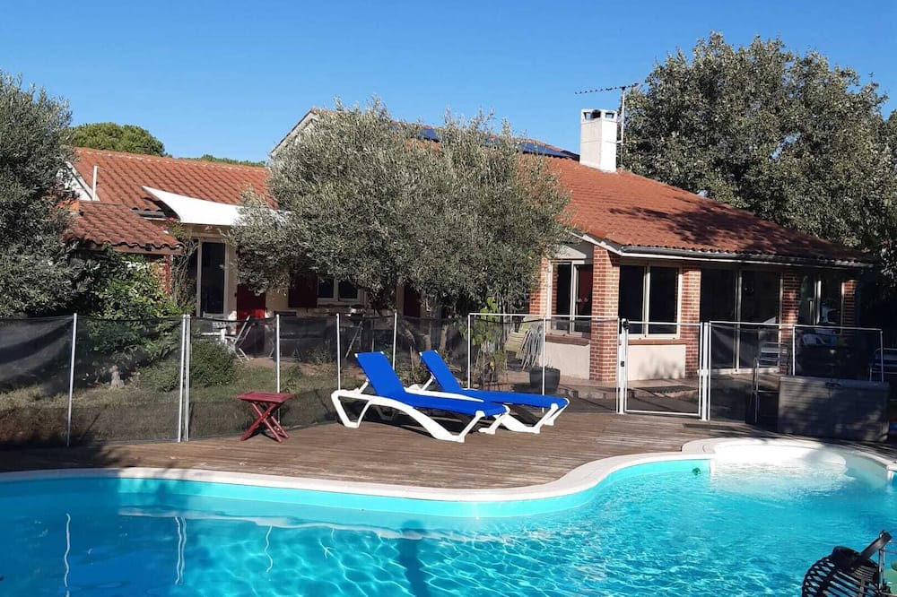La Salvetat-Saint-Gilles Villa | Homerez - Villa for 7 ppl. with swimming-pool at La Salvetat-Saint-Gilles