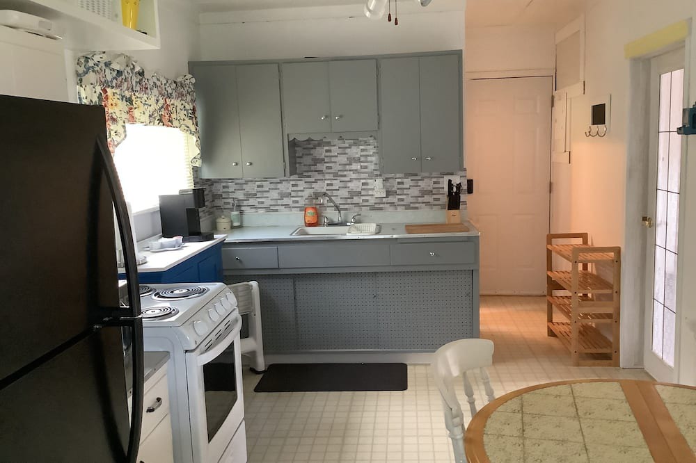 Alberta Beach Cottage | Bumblebee Cottage in Alberta Beach