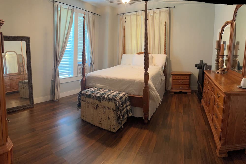 Elliott House | Charming farmhouse just five minutes away from Grenada Lake.