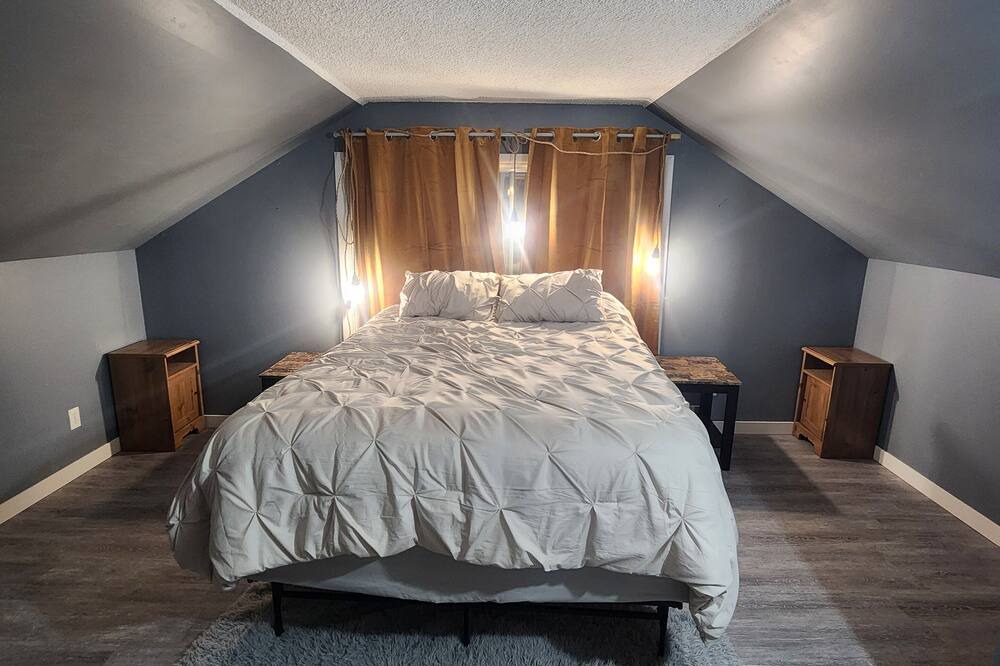 Sylvan Lake House | 2 Bed 2 Bath a walk from the lake