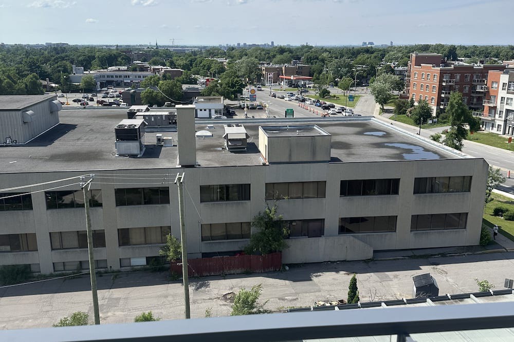 Saint-Laurent Condo | Condo or townhouse, designed for clean, modern living