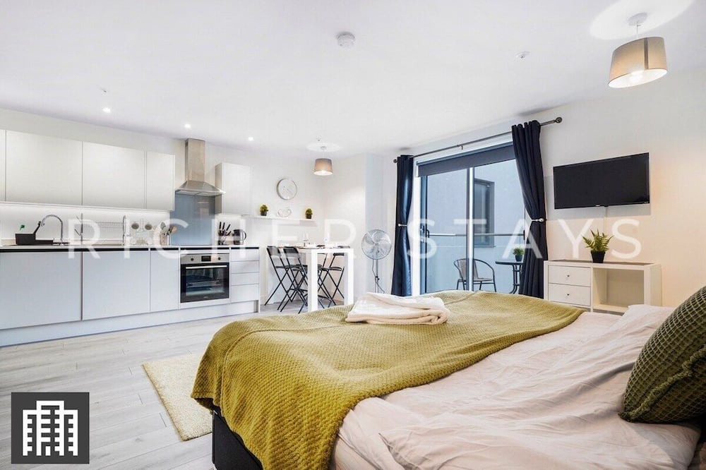 Hemel Hempstead Apartment | Modern High St Studio w/Balcony