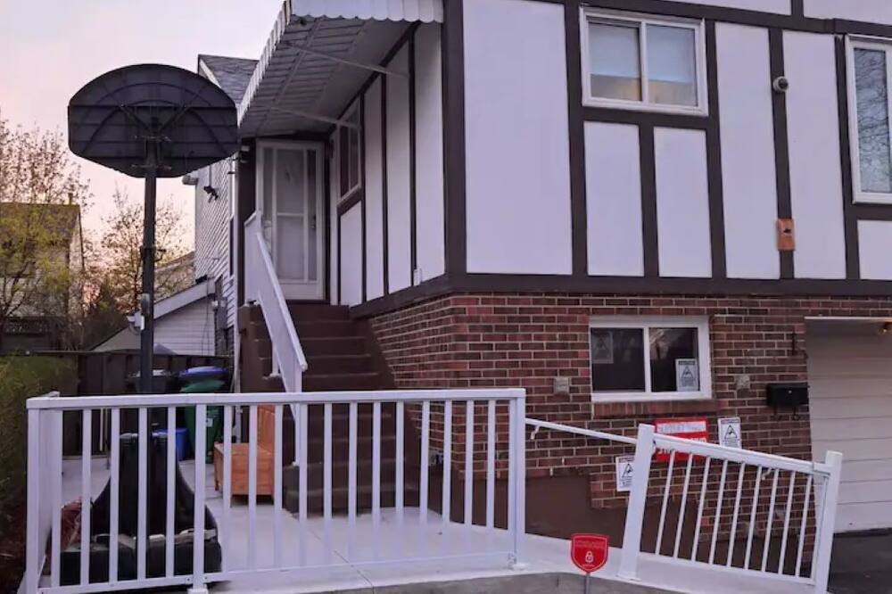 Brampton House | Excellent Top Level 3 Bedroom House With Excellent Location!