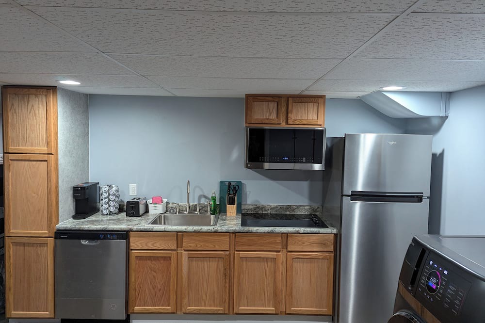 Kearney House | Cozy 1-bedroom Basement Apartment in Kearney walking distance to downtown!