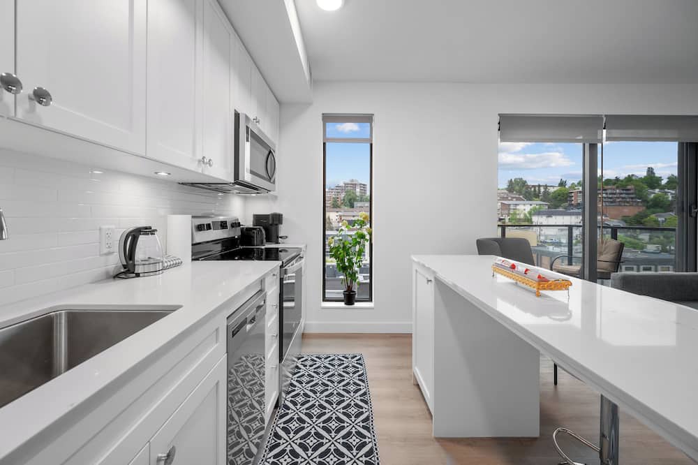 Crescent Heights Apartment | Walk to Saddledome | Calgary Tower View | Rooftop Patio