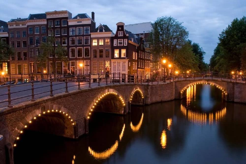Grachtengordel-West Apartment | Located in the heart of the 9 Straatjes and located right on the canals!