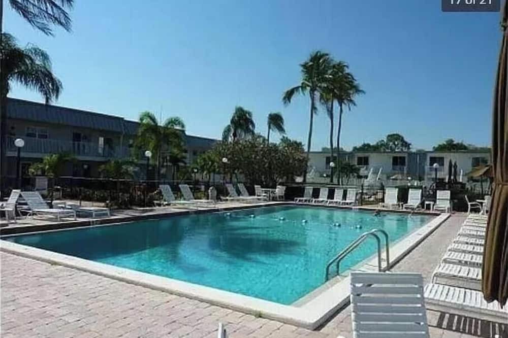 Cypress Lake House | Cozy 2-bedroom Condo in beautiful Fort Myers with Pool and Tiki Hut