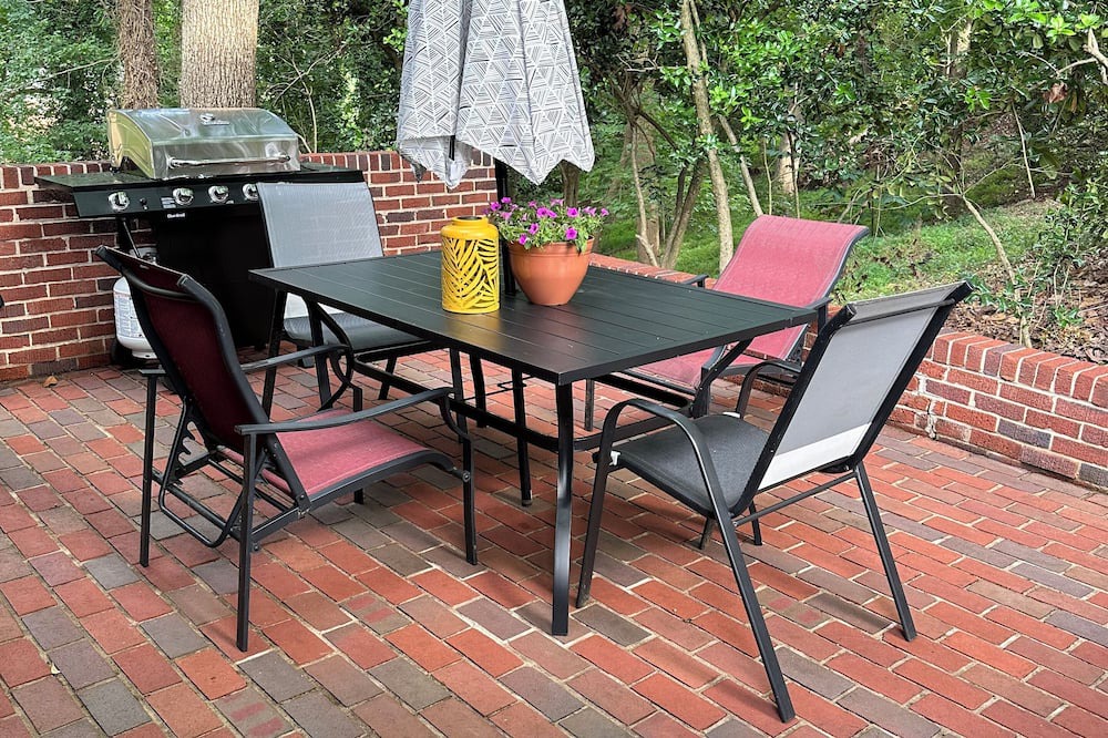 Martinsville Apartment | Cozy 1-bedroom apartment with shared driveway and one exit door. Pet on site.