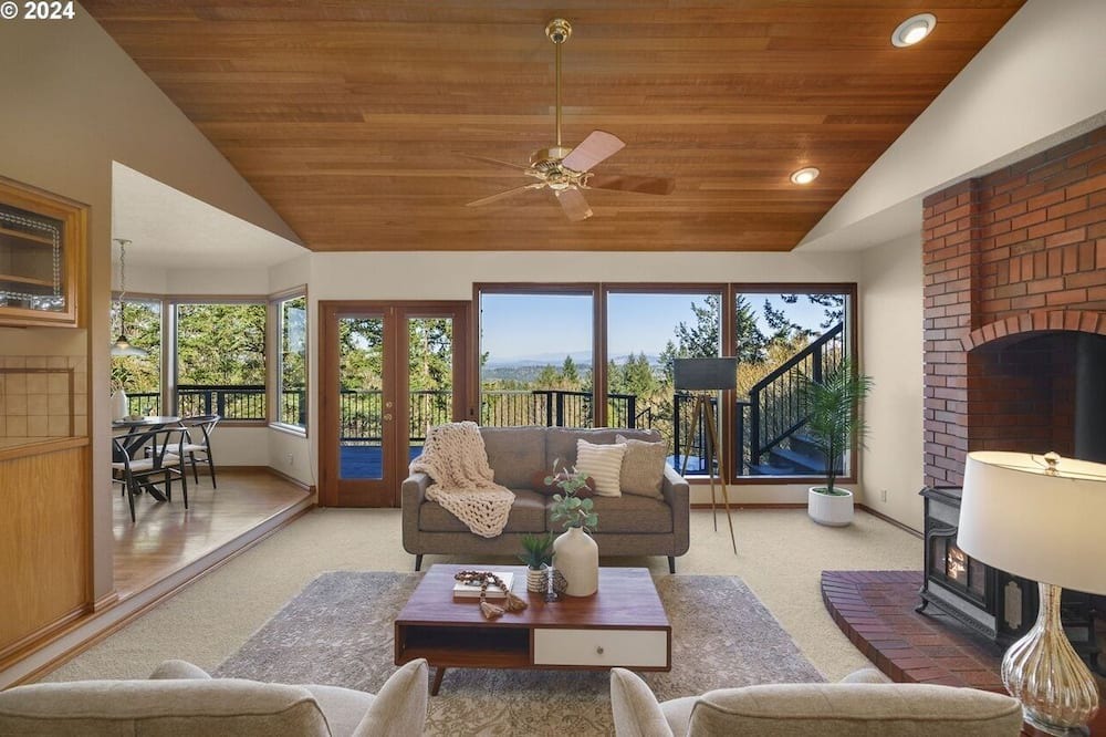 Mount Park House | Cozy 4-bedroom house in tranquil Lake Oswego with AC - great views of Mt. Hood.