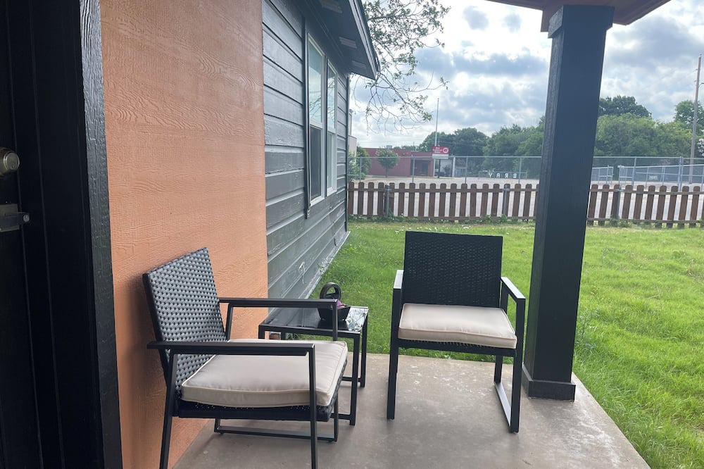 Cedar Hill House | Charming 4-bedroom house in delightful Cedar Hill with WiFi, AC