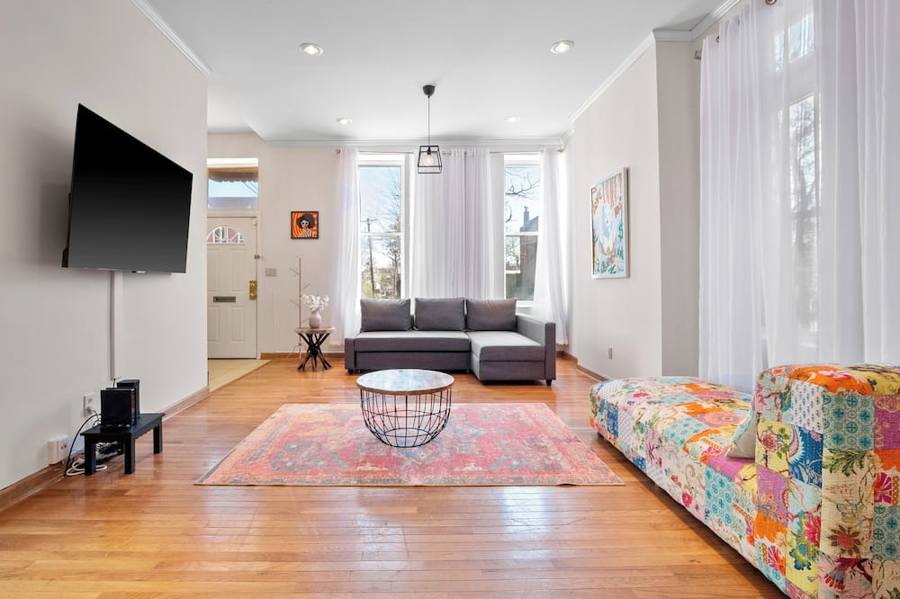 The Gate House | We are 6 minutes away from Busch Stadium! 5 BR. Sleeps 24
