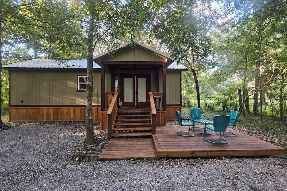 Orange House | Cozy 1 Bedroom Bungalow with all the comforts of home!