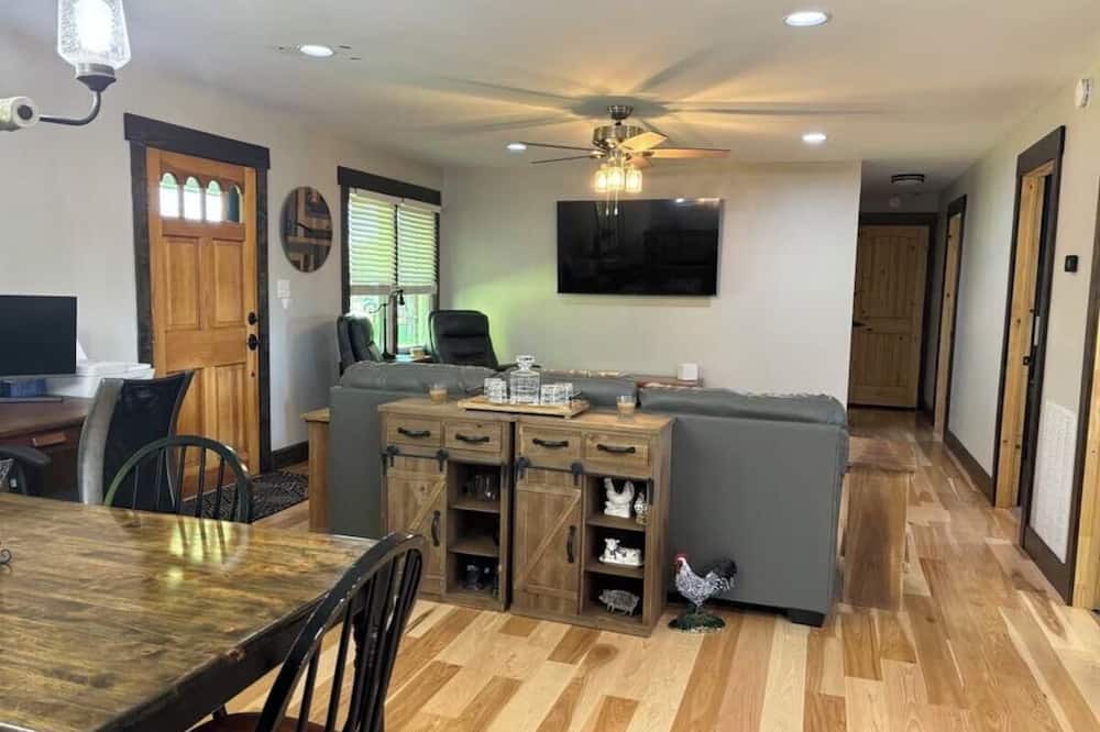 Maysville Other | Relax after boating Lake Cumberland or enjoying Somernites Cruise In with the whole crew at our picturesque 100 acre Farm!