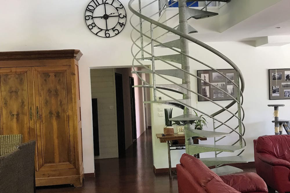 Saint-Elix-le-Chateau House | An eco-friendly family home with private pool