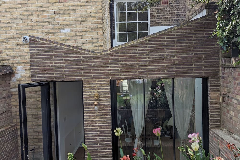 Bow West House | Entire Georgian Townhouse Close to Central London