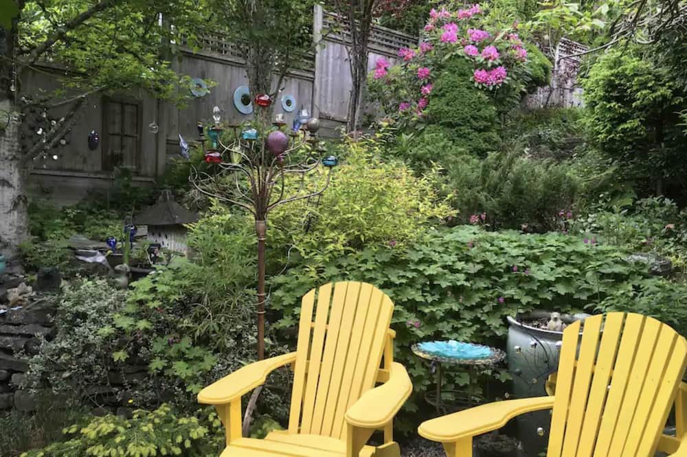 Lynn Valley Bed & Breakfast | Pets welcome! Quiet, fully fenced yard close to main attractions in North shore