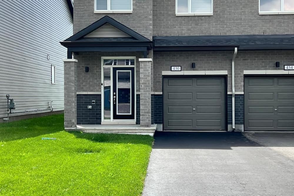 Ottawa Division House | 2 minutes from Hwy, free 2 cars parking, great for families visiting Ottawa.