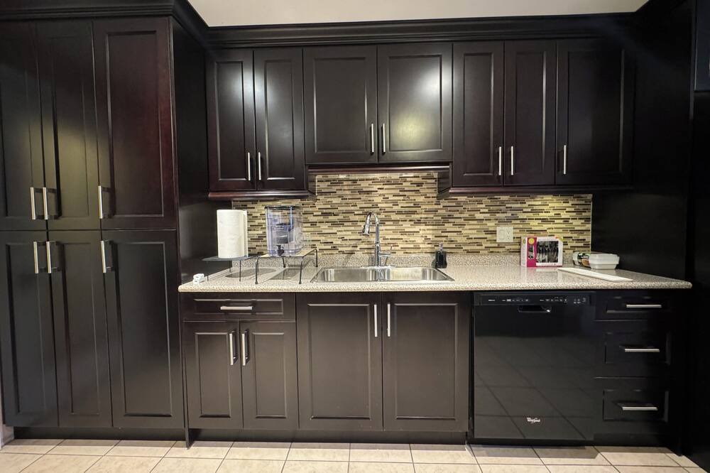 Richmond House | Private bedroom with AC,Private washroom,close to YVR airport-Cambie Palace